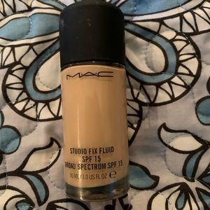 Mac Studio Fix Foundation NC20